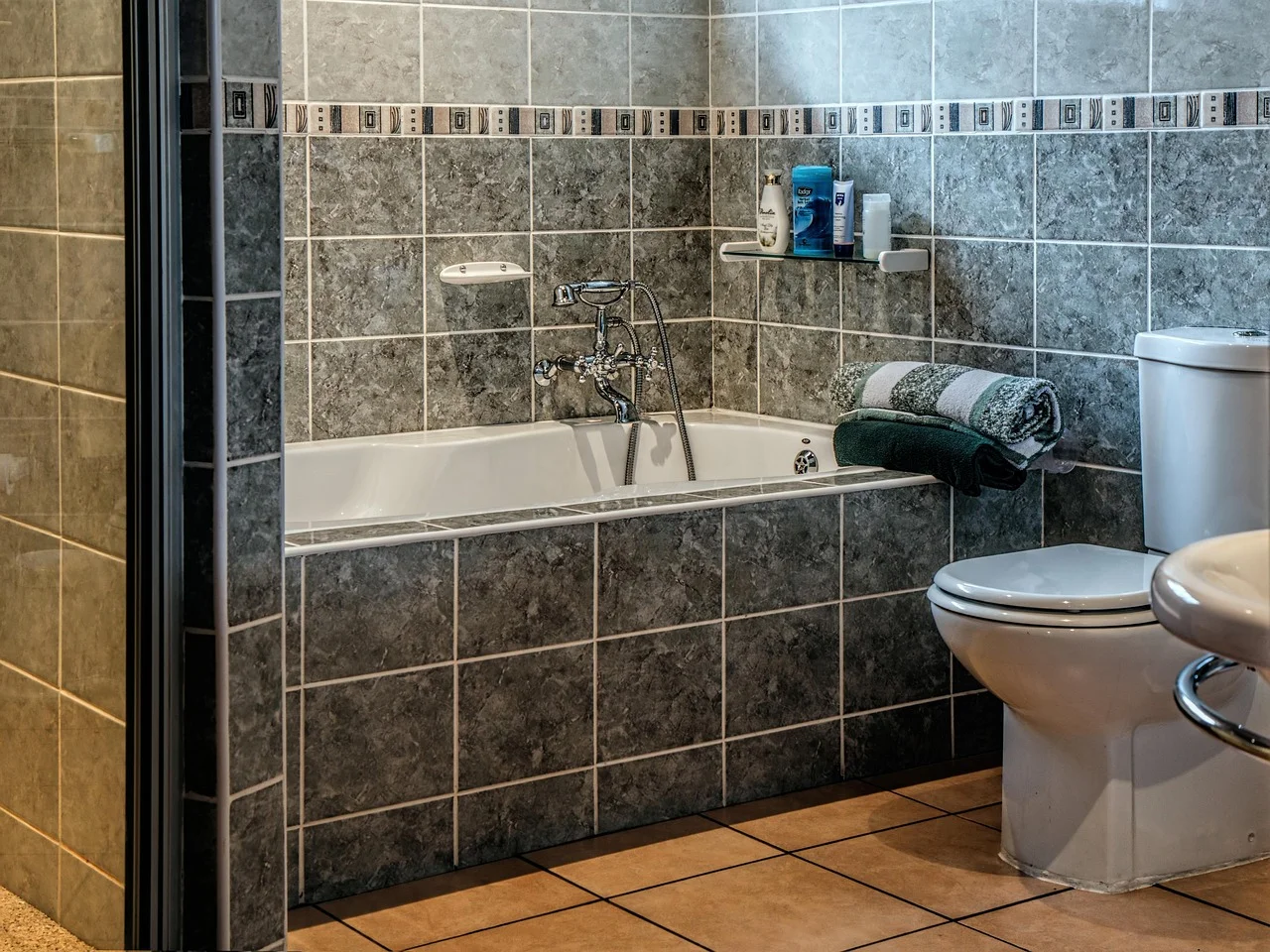 Remonty mieszkań: ile trwa wymiana płytek i instalacji sanitarnych w łazience