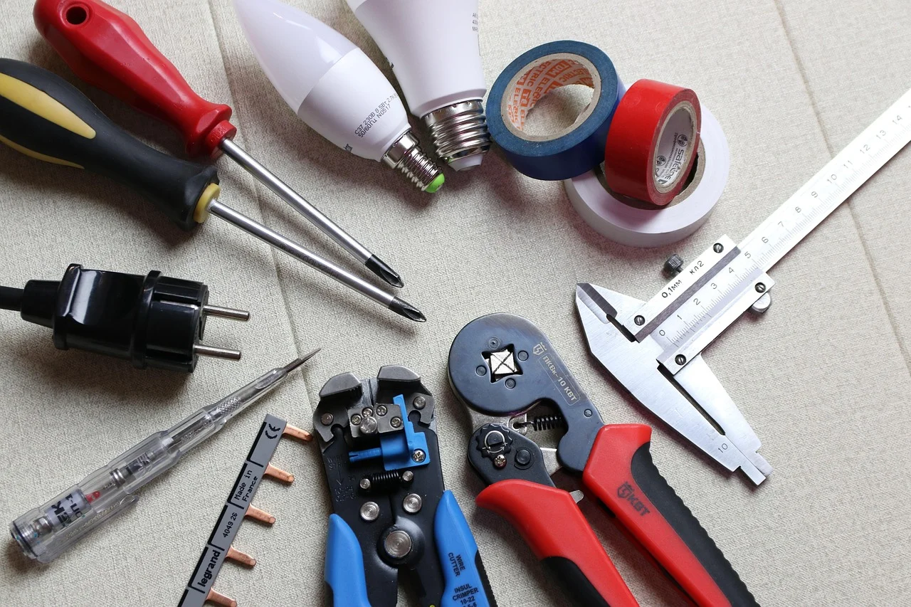 Adaptacja poddasza a instalacje: elektryka, hydraulika i ogrzewanie