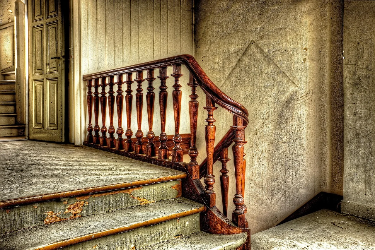 Montaż drzwi wewnętrznych: jak przygotować otwory i posadzki